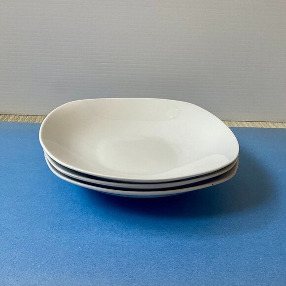 3 dining or serving plates - Picture 2 of 6